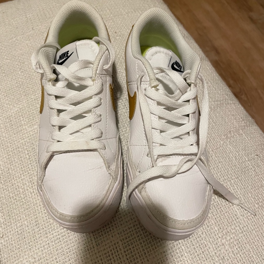 Women’s Nike sneakers